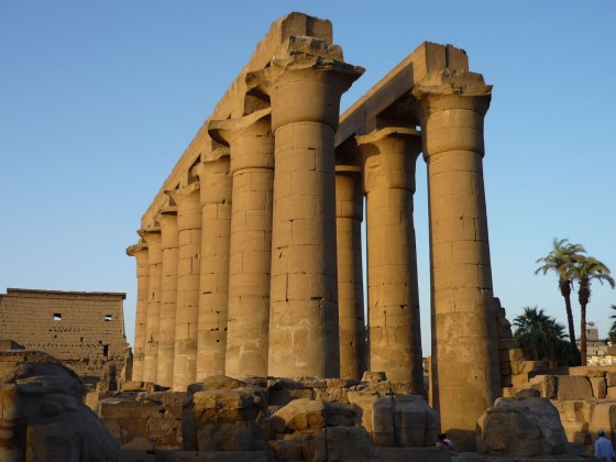 Grande colonnade érigée sous le règne d’Amenhotep III, temple de Louxor. 